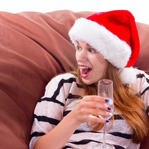 Dziewczyna w kapeluszu Santa Claus i kieliszek szampana. — Zdjęcie stockowe