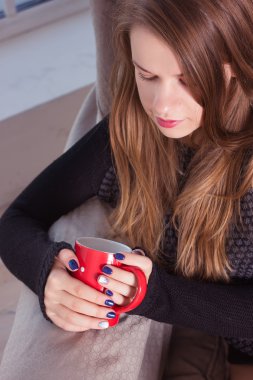 güzel kadın kahve cam kenarında oturan içme