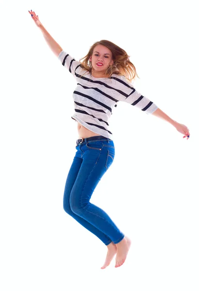 Улыбающаяся девушка в белой пустой футболке прыгает — стоковое фото