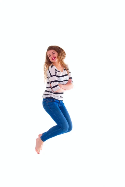 Усміхнена дівчина в білій порожній футболці стрибає — стокове фото
