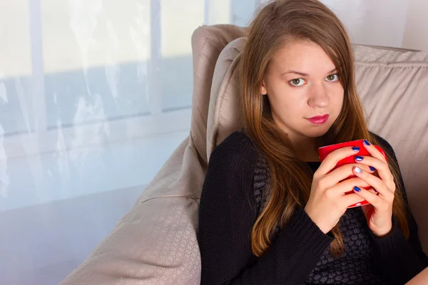 Beautiful woman drinking tea in the morning — Stock Photo, Image