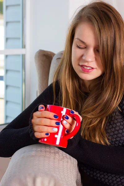 美しい女性の朝のお茶を飲む — ストック写真