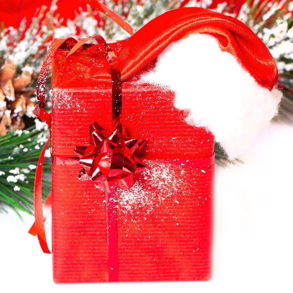 Handgemaakt geschenkdoos met KERSTMUTS in een besneeuwde — Stockfoto