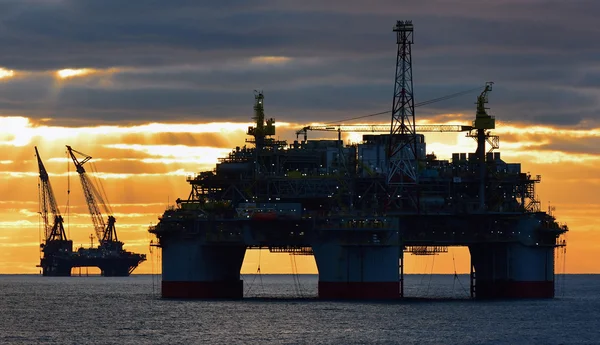 Plataforma petrolera grande Fotos de stock libres de derechos