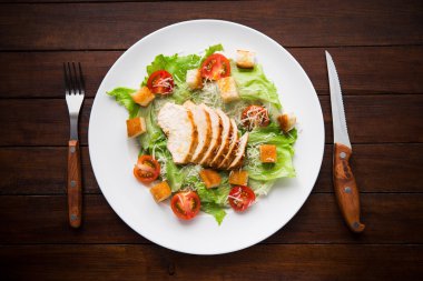 Sezar salata tavuk ve domates ile