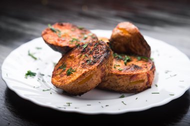 Plaka üzerinde ızgara patates