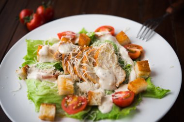 Sezar salata tavuk ve domates ile