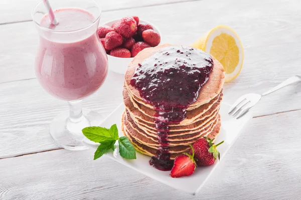 Sweet pancakes and strawberries — Stock Photo, Image