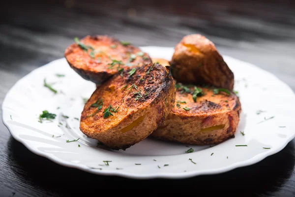 Plaka üzerinde ızgara patates