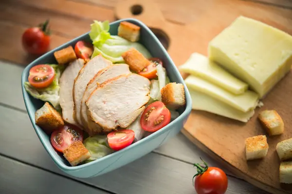 Ensalada César con Pollo y Tomates — Foto de Stock