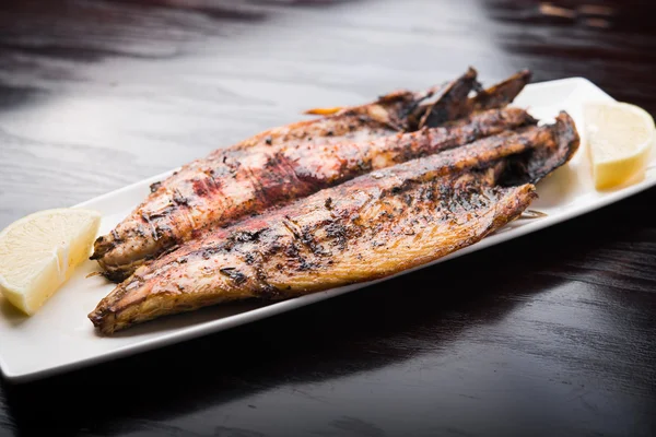 Pescado a la parrilla con limón —  Fotos de Stock