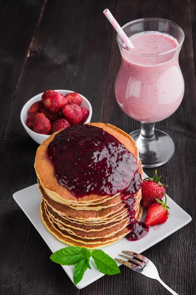 Sweet breakfast of pancakes — Stock Photo, Image