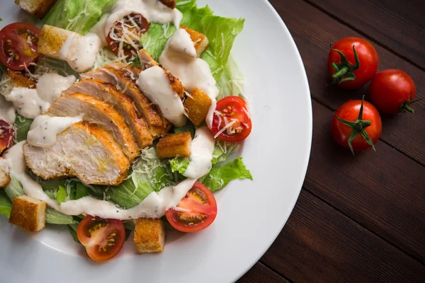 Salada Caesar com frango e tomate — Fotografia de Stock