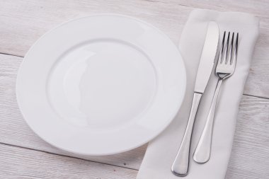 Beyaz tabak, bıçak ve çatal
