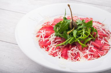 carpaccio ve peynir ile beyaz yemek