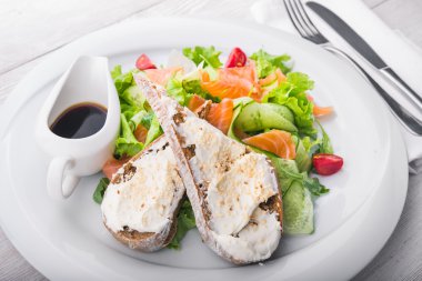 Kızarmış ekmek ile Somon salata