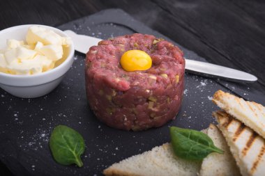 Steak tartare ekmek ve yumurta