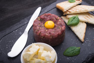 Steak tartare ekmek ve yumurta