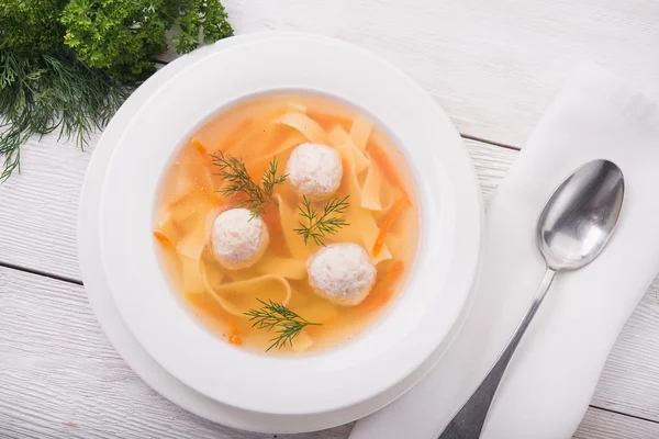 Soep met gehaktballen op tafel — Stockfoto