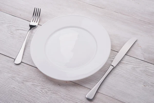 Beyaz tabak, bıçak ve çatal