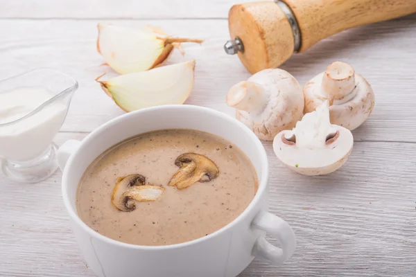 Sopa de champiñones en plato blanco — Foto de Stock