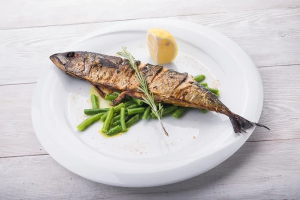 Peixe assado com limão — Fotografia de Stock