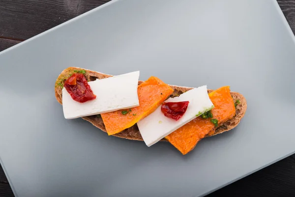 Bruschetta kabak ve beyaz peynir ile — Stok fotoğraf