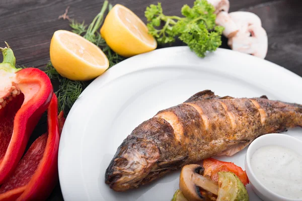 Pescado al horno con verduras a la parrilla —  Fotos de Stock