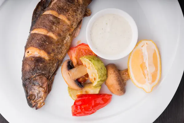 Pescado al horno con verduras a la parrilla —  Fotos de Stock