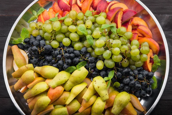 Conjunto de frutas en placa — Foto de Stock