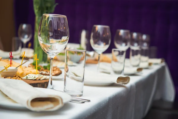 Vari bicchieri nel ristorante — Foto Stock