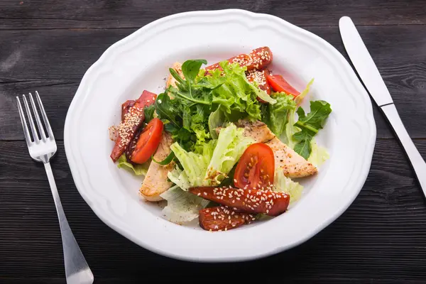 Ensalada César con pollo a la parrilla — Foto de Stock