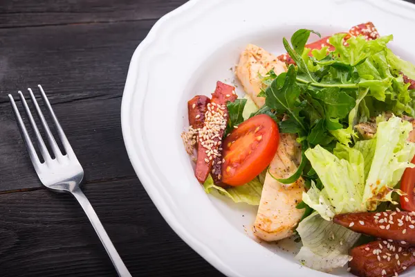 Caesarsallad med grillad kyckling — Stockfoto