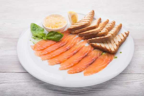 Jantar com salmão fatiado — Fotografia de Stock