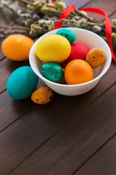 Huevos de Pascua y sauce — Foto de Stock