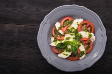 domates ve mozzarella Caprese salatası