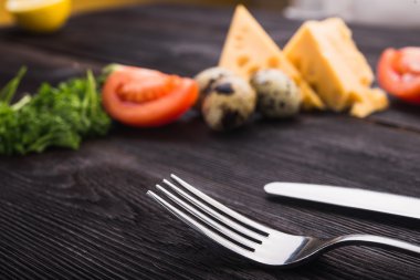 çatal ve bıçakla domates, peynir, yumurta