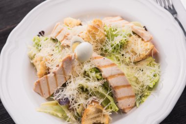 Kızarmış tavuklu Sezar salatası.