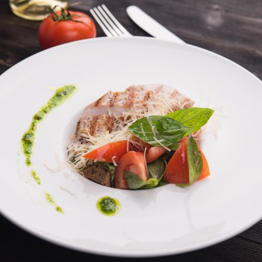 fesleğen ve domates ile ızgara tavuk