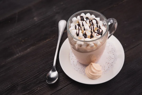 Café quente com marshmallow — Fotografia de Stock