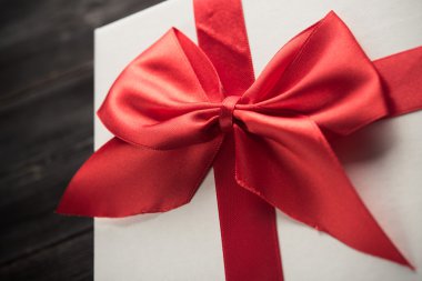 Kırmızı kurdeleli beyaz hediye kutusu