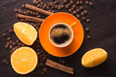 kahve fincanı ile dilimlenmiş portakal