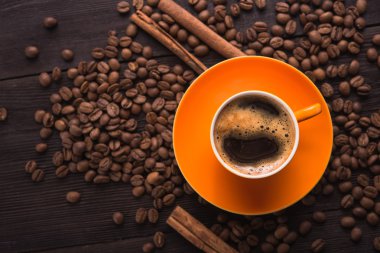 Turuncu fincan kahve 