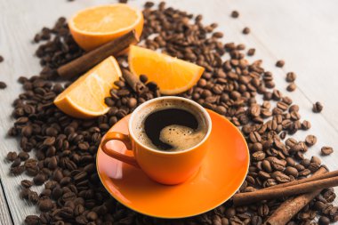 kahve fincanı ile dilimlenmiş portakal