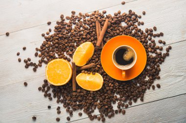 kahve fincanı ile dilimlenmiş portakal