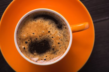 Turuncu fincan kahve 