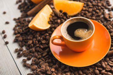 kahve fincanı ile dilimlenmiş portakal