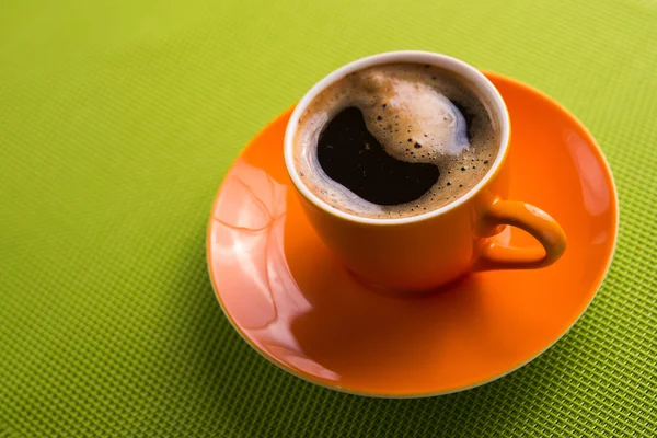 Orange Tasse heißen Kaffee — Stockfoto