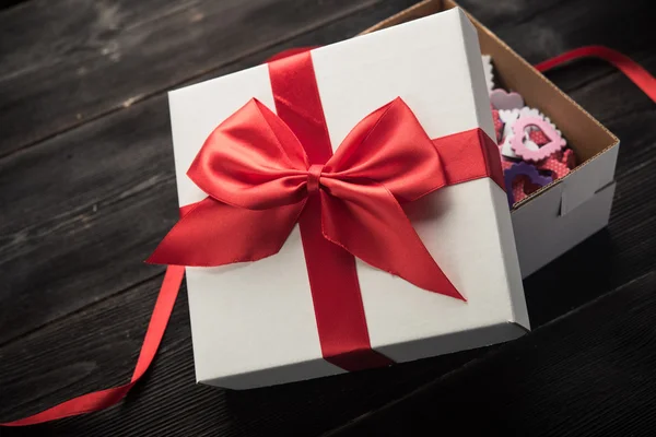 Witte geschenkdoos met rood lint — Stockfoto