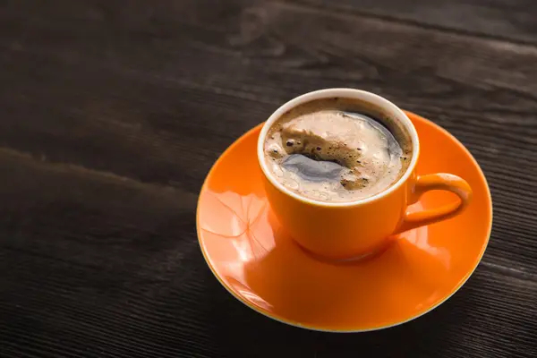 Оранжевая чашка кофе — стоковое фото